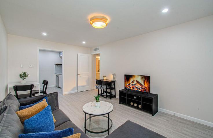 Elegante sala de estar con mobiliario moderno en un apartamento en Building Augusta Drive - goldnest - 1471729 en Houston, Houston