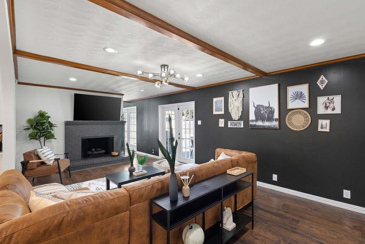 Richardson RichardsonのBuilding Glen Cove Drive - goldnest - 1492740のアパートメントにある、モダンな家具を備えたエレガントなデザインのリビングルーム