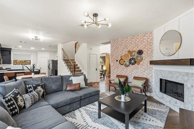 Elegante sala de estar con mobiliario moderno en un apartamento en Building Misty Meadow Drive - goldnest - 1495714 en Dallas, Dallas