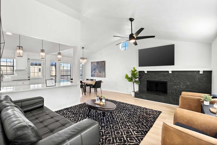 Elegante sala de estar con mobiliario moderno en un apartamento en Building Amherst Lane - goldnest - 1502184 en Grand Prairie, Grand Prairie