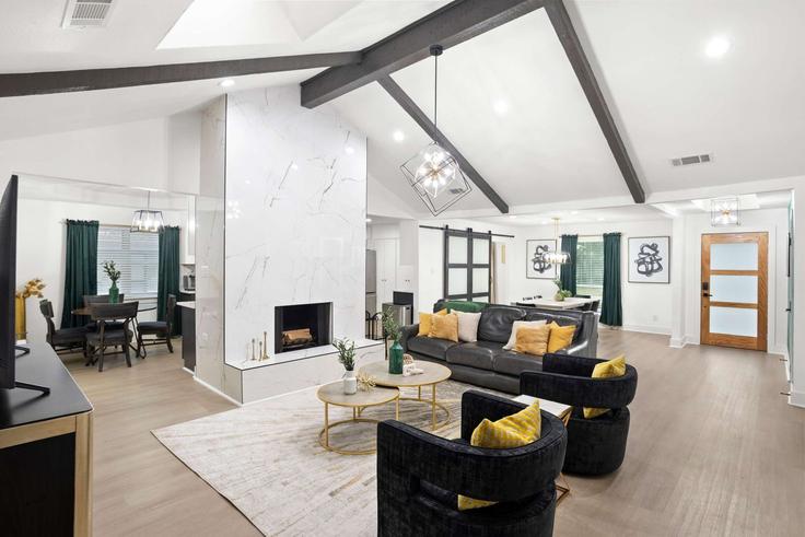 Salle de séjour élégante avec mobilier moderne dans un appartement à Building Authon Drive - goldnest - 1531962 à Dallas, Dallas