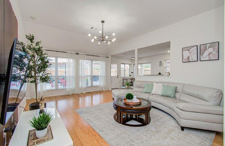 Sala de estar elegantemente projetada com móveis modernos em um apartamento no Building Crescent Mills Drive - goldnest - 1531961 em Houston, Houston