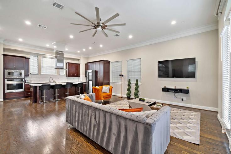 Building Ingersoll Street - goldnest - 1647029 adresindeki bir dairede modern mobilyalarla zarif bir şekilde tasarlanmış oturma odası Houston, Houston