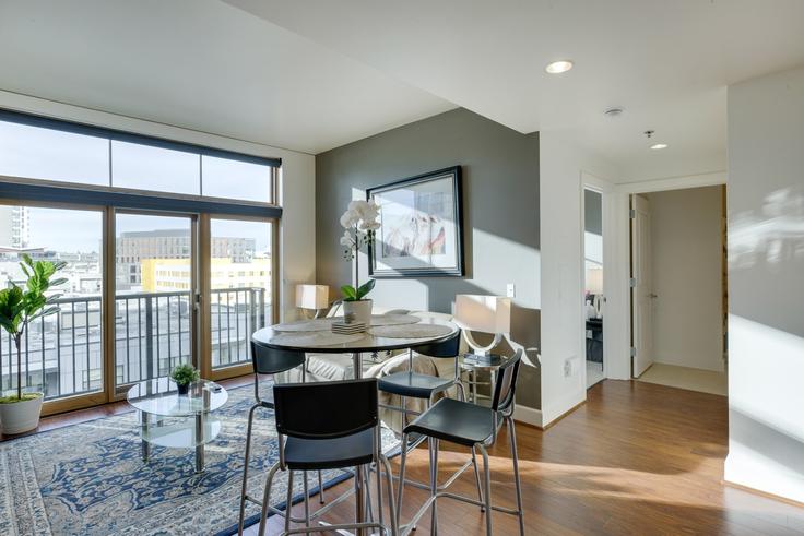 Salle de séjour élégante avec mobilier moderne dans un appartement à Building 900 Northwest Lovejoy Street - good-hotels - 1512205 à Portland, Portland Salle de séjour élégante avec mobilier moderne dans un appartement à Building 900 Northwest Lovejoy Street - good-hotels - 1512205 à Portland, Portland