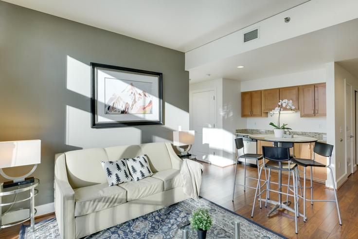 Building 900 Northwest Lovejoy Street - good-hotels - 1512206 adresindeki bir dairede modern mobilyalarla zarif bir şekilde tasarlanmış oturma odası Portland, Portland