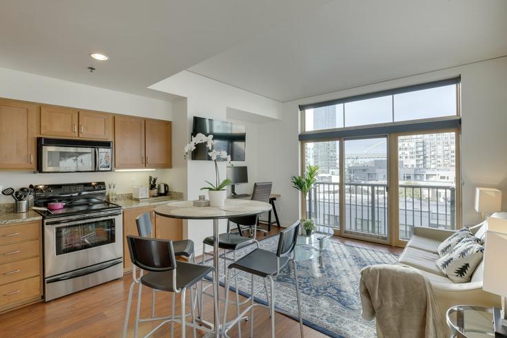 Building 900 Northwest Lovejoy Street - good-hotels - 1512208 adresindeki bir dairede modern mobilyalarla zarif bir şekilde tasarlanmış oturma odası Portland, Portland