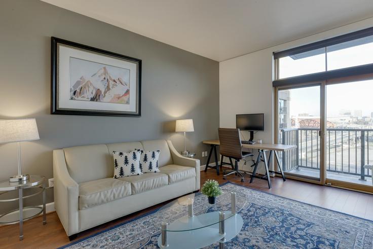 Building 900 Northwest Lovejoy Street - good-hotels - 1512211 adresindeki bir dairede modern mobilyalarla zarif bir şekilde tasarlanmış oturma odası Portland, Portland