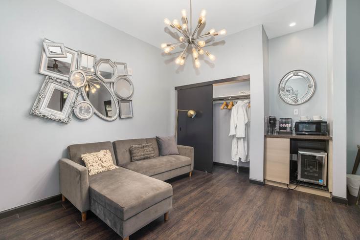 Denver, Denver에 위치한 Building Wazee Street 1612 - good-hotels - 1512225 유닛의 세련된 인테리어가 돋보이는 거실