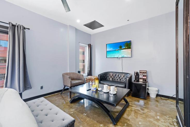 Sala de estar elegantemente projetada com móveis modernos em um apartamento no Building Wazee Street 1612 - good-hotels - 1512220 em Denver, Denver
