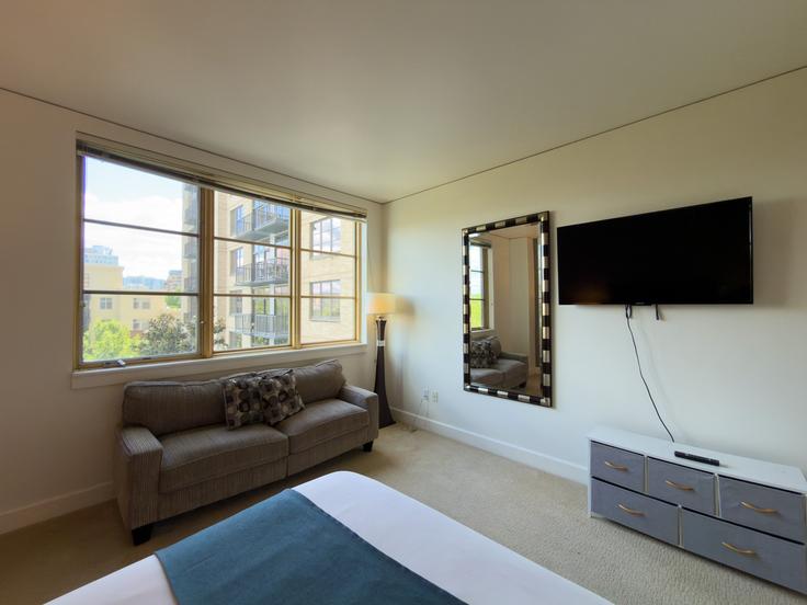 Elegant gestaltetes Wohnzimmer mit moderner Einrichtung in einer Wohnung im Building 900 Northwest Lovejoy Street - good-hotels - 1512206 in Portland, Portland