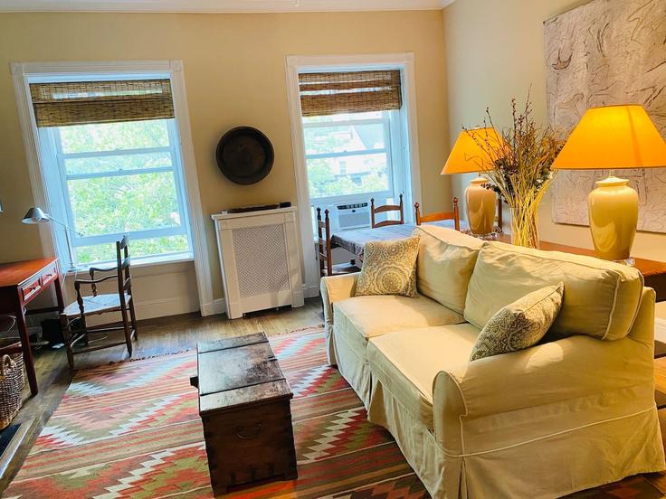 Manhattan, New York에 위치한 Building West 78th Street - goodwin-developments-llc - 1225818 아파트의 세련된 인테리어가 돋보이는 거실 Manhattan, New York에 위치한 Building West 78th Street - goodwin-developments-llc - 1225818 아파트의 세련된 인테리어가 돋보이는 거실