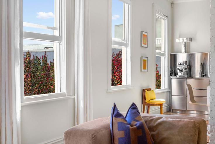 Auckland Grey LynnのBuilding Mackelvie Street - goodwins-stays - 1632313のアパートメントにある、モダンな家具を備えたエレガントなデザインのリビングルーム Auckland Grey LynnのBuilding Mackelvie Street - goodwins-stays - 1632313のアパートメントにある、モダンな家具を備えたエレガントなデザインのリビングルーム