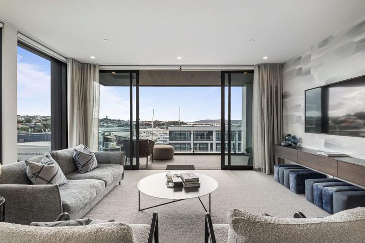 Sala de estar elegantemente projetada com móveis modernos em um apartamento no Building Daldy Street - goodwins-stays - 1632314 em Auckland CBD, Auckland