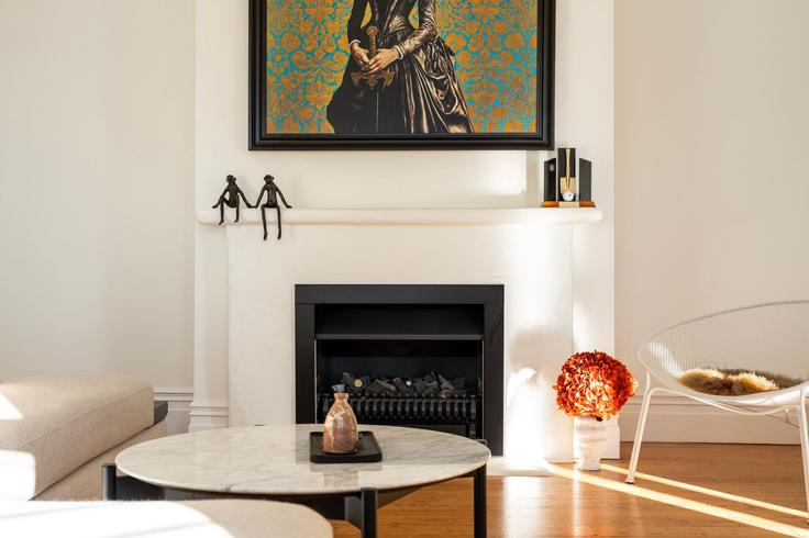 Sala de estar elegantemente projetada com móveis modernos em um apartamento no Building Rose Road - goodwins-stays - 1632311 em Grey Lynn, Auckland