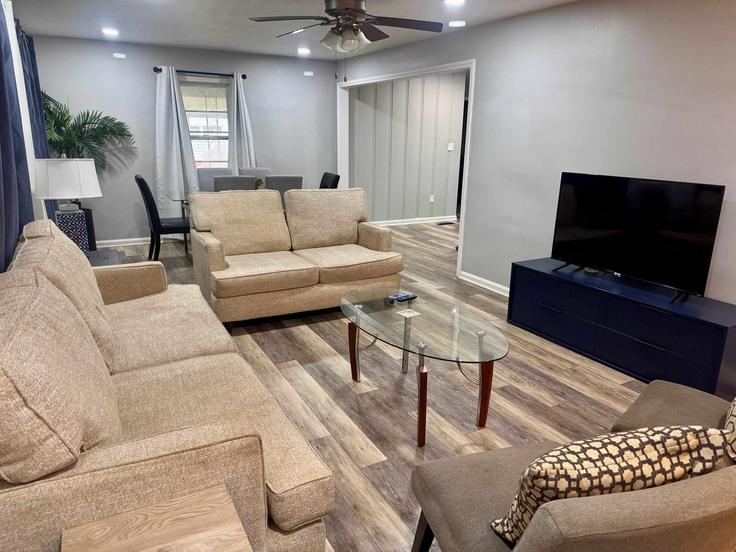 Elegant gestaltetes Wohnzimmer mit moderner Einrichtung in einer Wohnung im Building Cagle Avenue - graceful-living-corp - 1643726 in Decatur, Decatur Elegant gestaltetes Wohnzimmer mit moderner Einrichtung in einer Wohnung im Building Cagle Avenue - graceful-living-corp - 1643726 in Decatur, Decatur