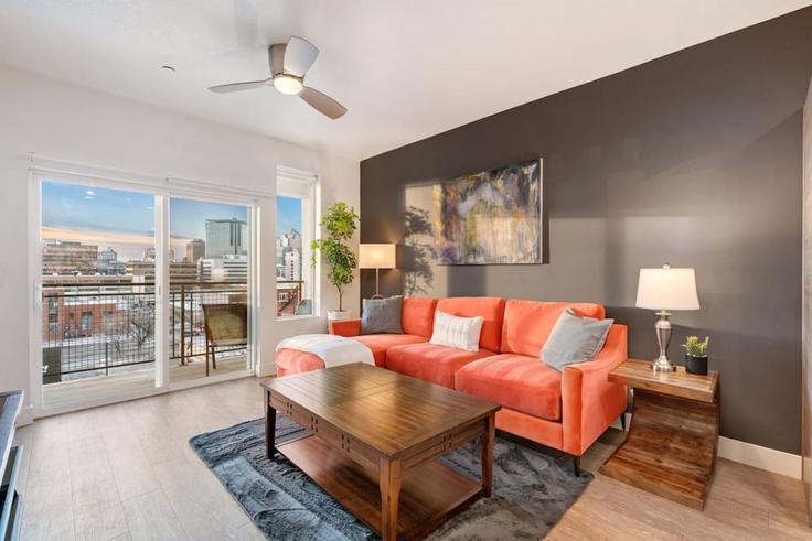 Elegante sala de estar con mobiliario moderno en un apartamento en Building 400 West - grandroad - 1268522 - USA en Salt Lake City, Salt Lake City