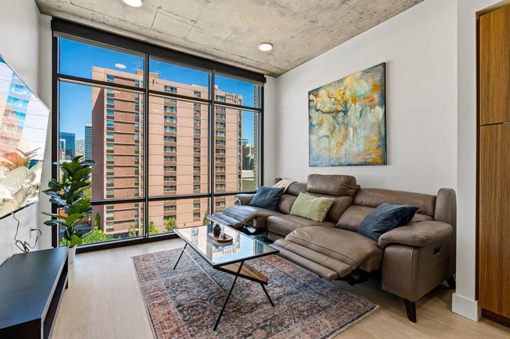 Salle de séjour élégante avec mobilier moderne dans un appartement à Building West 100 South - grandroad - 1268526 - USA à Salt Lake City, Salt Lake City