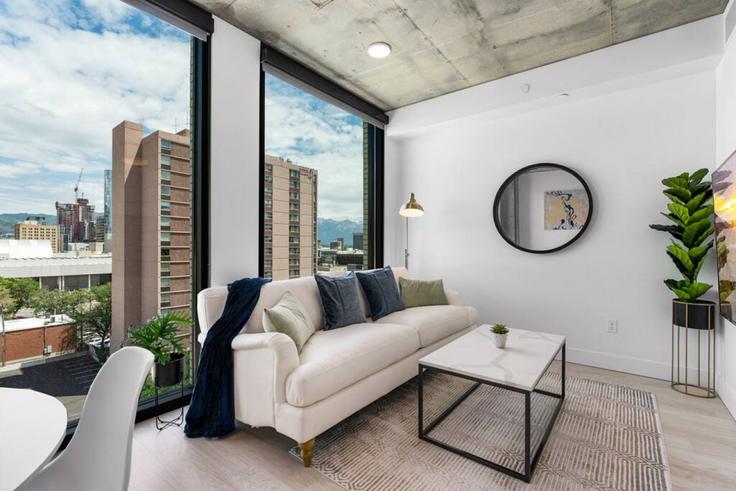 Elegante sala de estar con mobiliario moderno en un apartamento en Building West 100 South - grandroad - 1268528 - USA en Salt Lake City, Salt Lake City
