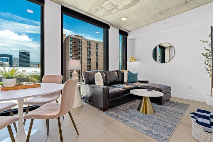 Elegante sala de estar con mobiliario moderno en un apartamento en Building West 100 South - grandroad - 1268534 - USA en Salt Lake City, Salt Lake City