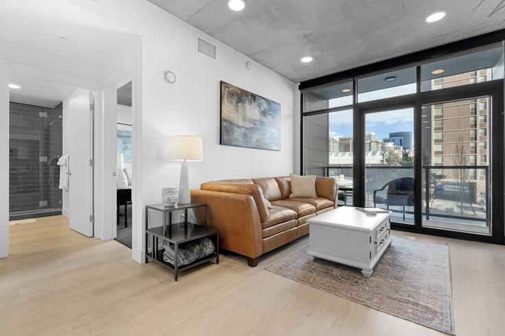 Elegante sala de estar con mobiliario moderno en un apartamento en Building West 100 South - grandroad - 1268537 - USA en Salt Lake City, Salt Lake City