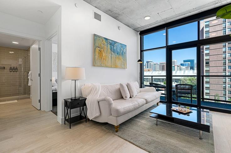 Elegant gestaltetes Wohnzimmer mit moderner Einrichtung in einer Wohnung im Building West 100 South - grandroad - 1268546 - USA in Salt Lake City, Salt Lake City Elegant gestaltetes Wohnzimmer mit moderner Einrichtung in einer Wohnung im Building West 100 South - grandroad - 1268546 - USA in Salt Lake City, Salt Lake City