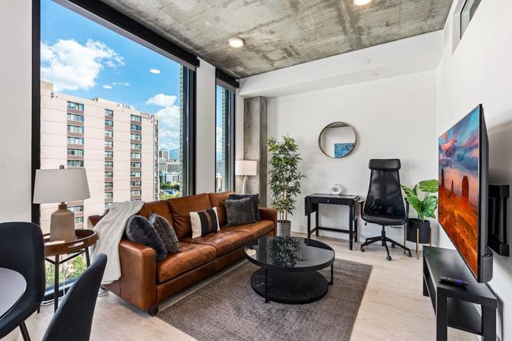 Sala de estar elegantemente projetada com móveis modernos em um apartamento no Building West 100 South - grandroad - 1268547 - USA em Salt Lake City, Salt Lake City Sala de estar elegantemente projetada com móveis modernos em um apartamento no Building West 100 South - grandroad - 1268547 - USA em Salt Lake City, Salt Lake City