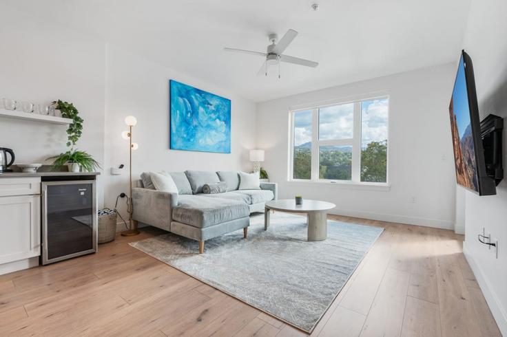 Elegante sala de estar con mobiliario moderno en un apartamento en Building West 300 North - grandroad - 1268563 - USA en Salt Lake City, Salt Lake City