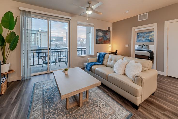 Elegant gestaltetes Wohnzimmer mit moderner Einrichtung in einer Wohnung im Building West 200 South - grandroad - 1268577 - USA in Salt Lake City, Salt Lake City