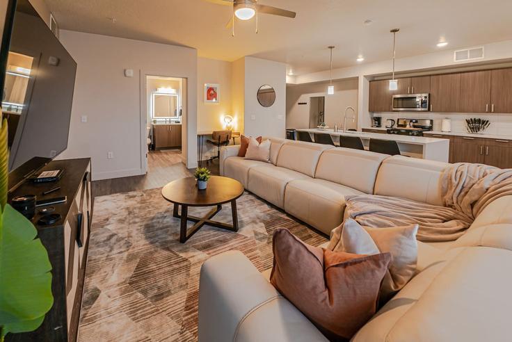 Sala de estar elegantemente projetada com móveis modernos em um apartamento no Building West 200 South - grandroad - 1268579 - USA em Salt Lake City, Salt Lake City Sala de estar elegantemente projetada com móveis modernos em um apartamento no Building West 200 South - grandroad - 1268579 - USA em Salt Lake City, Salt Lake City