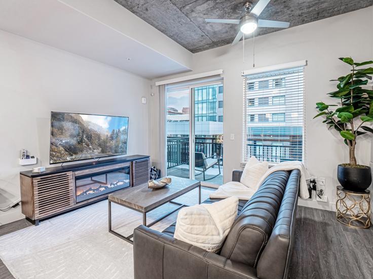 Elegante sala de estar con mobiliario moderno en un apartamento en Building West 200 South - grandroad - 1268581 - USA en Salt Lake City, Salt Lake City