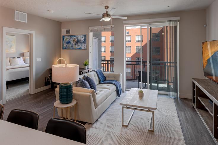 Elegante sala de estar con mobiliario moderno en un apartamento en Building West 200 South - grandroad - 1268585 - USA en Salt Lake City, Salt Lake City