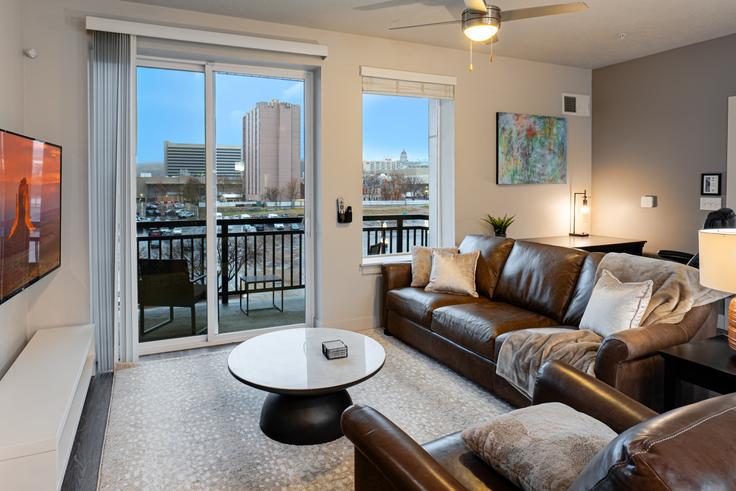 Elegante sala de estar con mobiliario moderno en un apartamento en Building West 200 South - grandroad - 1268586 - USA en Salt Lake City, Salt Lake City