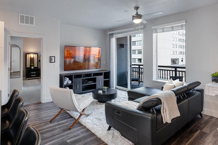 Elegant gestaltetes Wohnzimmer mit moderner Einrichtung in einer Wohnung im Building West 200 South - grandroad - 1268587 - USA in Salt Lake City, Salt Lake City