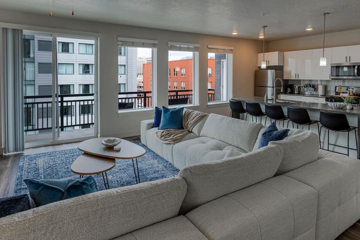 Salt Lake City Salt Lake CityのBuilding West 200 South - grandroad - 1268589 - USAのアパートメントにある、モダンな家具を備えたエレガントなデザインのリビングルーム Salt Lake City Salt Lake CityのBuilding West 200 South - grandroad - 1268589 - USAのアパートメントにある、モダンな家具を備えたエレガントなデザインのリビングルーム