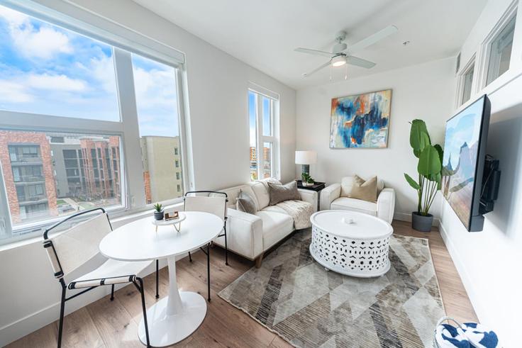 Elegante sala de estar con mobiliario moderno en un apartamento en Building West 300 North - grandroad - 1268590 - USA en Salt Lake City, Salt Lake City