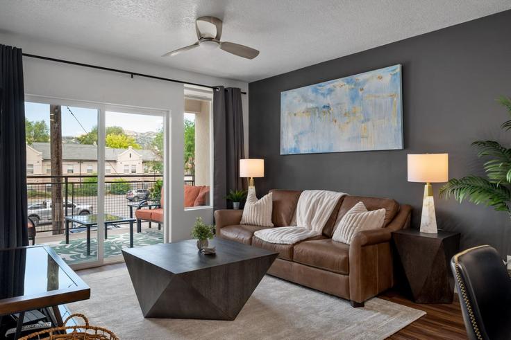 Elegante sala de estar con mobiliario moderno en un apartamento en Building East 400 South - grandroad - 1268594 - USA en Salt Lake City, Salt Lake City