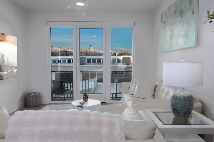 Sala de estar elegantemente projetada com móveis modernos em um apartamento no Building North 490 West - grandroad - 1303097 - USA em Salt Lake City, Salt Lake City Sala de estar elegantemente projetada com móveis modernos em um apartamento no Building North 490 West - grandroad - 1303097 - USA em Salt Lake City, Salt Lake City