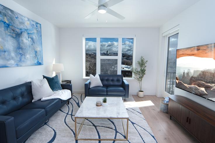 Salle de séjour élégante avec mobilier moderne dans un appartement à Building North 490 West - grandroad - 1364185 à Salt Lake City, Salt Lake City Salle de séjour élégante avec mobilier moderne dans un appartement à Building North 490 West - grandroad - 1364185 à Salt Lake City, Salt Lake City