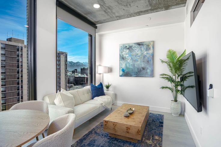 Building South 300 West - grandroad - 1368799 adresindeki bir dairede modern mobilyalarla zarif bir şekilde tasarlanmış oturma odası Salt Lake City, Salt Lake City Building South 300 West - grandroad - 1368799 adresindeki bir dairede modern mobilyalarla zarif bir şekilde tasarlanmış oturma odası Salt Lake City, Salt Lake City
