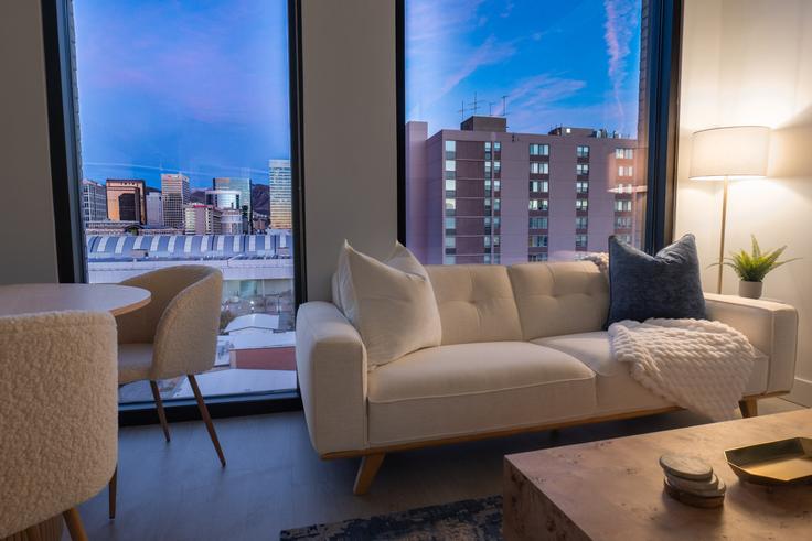 Salle de séjour élégante avec mobilier moderne dans un appartement à Building South 300 West - grandroad - 1368799 à Salt Lake City, Salt Lake City Salle de séjour élégante avec mobilier moderne dans un appartement à Building South 300 West - grandroad - 1368799 à Salt Lake City, Salt Lake City
