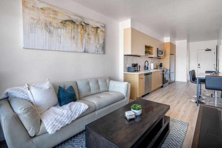 Sala de estar elegantemente projetada com móveis modernos em um apartamento no Building South 400 West - grandroad - 1502480 em Salt Lake City, Salt Lake City