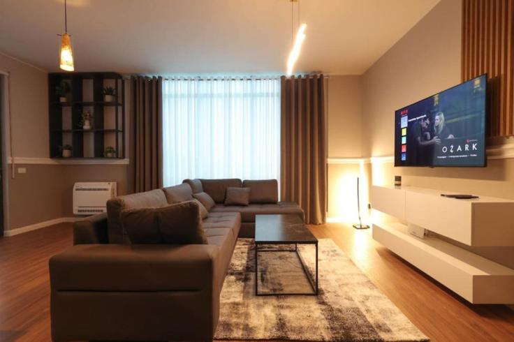 Elegant gestaltetes Wohnzimmer mit moderner Einrichtung in einer Wohnung im Building Rruga Taulantia - grandstay-collection - 1405456 in Durrës, Durrës