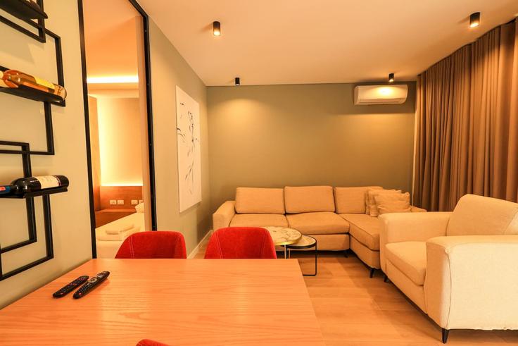 Elegante sala de estar con mobiliario moderno en un apartamento en Building plazhi sanpietro - grandstay-collection - 1405502 en Plazhi San Pietro, Plazhi San Pietro Elegante sala de estar con mobiliario moderno en un apartamento en Building plazhi sanpietro - grandstay-collection - 1405502 en Plazhi San Pietro, Plazhi San Pietro