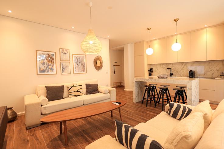 Sala de estar elegantemente projetada com móveis modernos em um apartamento no Building plazhi sanpietro - grandstay-collection - 1405595 em Plazhi San Pietro, Plazhi San Pietro Sala de estar elegantemente projetada com móveis modernos em um apartamento no Building plazhi sanpietro - grandstay-collection - 1405595 em Plazhi San Pietro, Plazhi San Pietro
