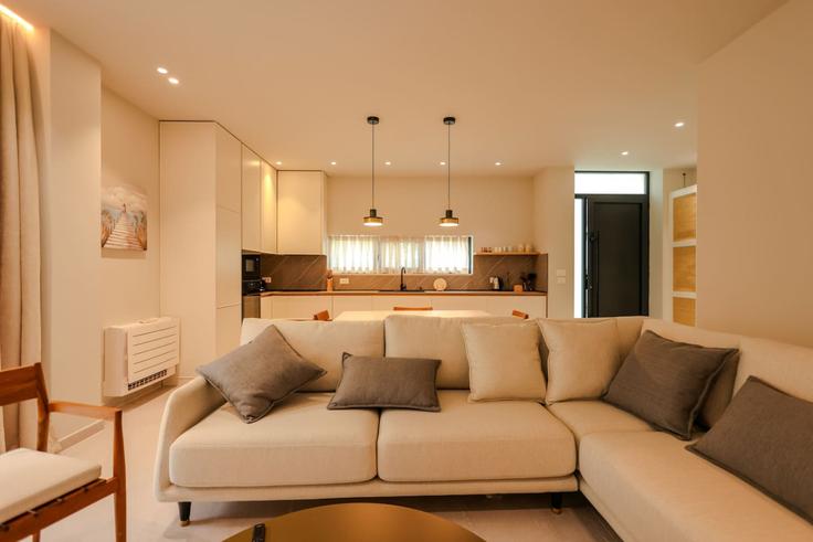 Salle de séjour élégante avec mobilier moderne dans un appartement à Building San Pietro Residence - grandstay-collection - 1405526 à Plazhi San Pietro, Plazhi San Pietro Salle de séjour élégante avec mobilier moderne dans un appartement à Building San Pietro Residence - grandstay-collection - 1405526 à Plazhi San Pietro, Plazhi San Pietro