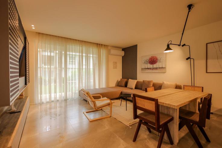 Salle de séjour élégante avec mobilier moderne dans un appartement à Building San Pietro Residence - grandstay-collection - 1405533 à Plazhi San Pietro, Plazhi San Pietro Salle de séjour élégante avec mobilier moderne dans un appartement à Building San Pietro Residence - grandstay-collection - 1405533 à Plazhi San Pietro, Plazhi San Pietro