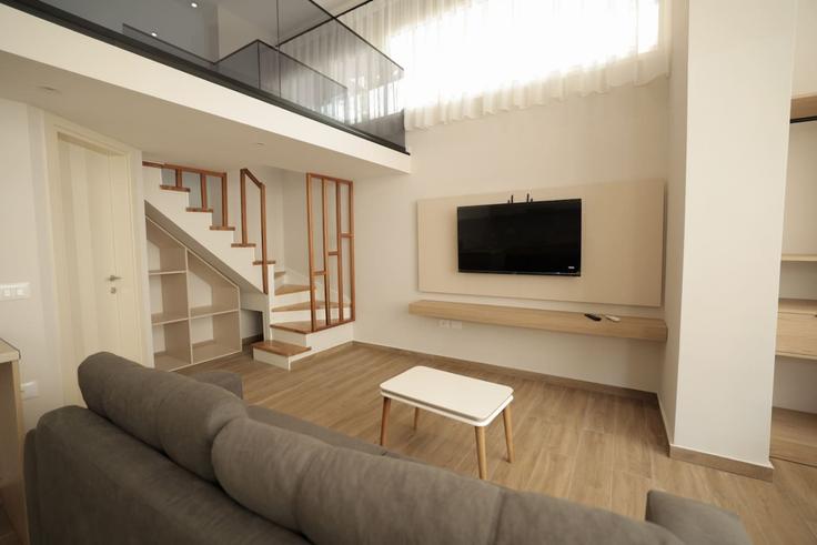 Elegant gestaltetes Wohnzimmer mit moderner Einrichtung in einer Wohnung im Building Duplex City - grandstay-collection - 1405585 in Durrës, Durrës