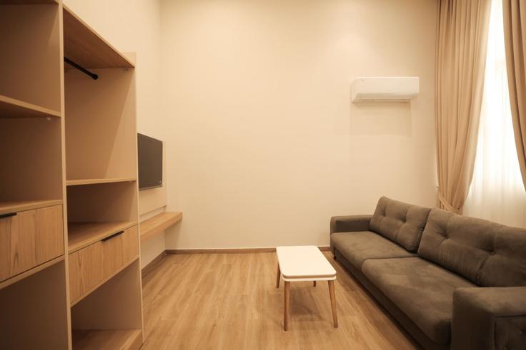 Durrës DurrësのBuilding Duplex City - grandstay-collection - 1405590のアパートメントにある、モダンな家具を備えたエレガントなデザインのリビングルーム