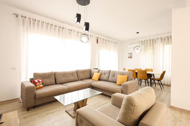 Elegant gestaltetes Wohnzimmer mit moderner Einrichtung in einer Wohnung im Building Rruga Gjiri i Lalzit - grandstay-collection - 1492098 in Plazhi San Pietro, Plazhi San Pietro Elegant gestaltetes Wohnzimmer mit moderner Einrichtung in einer Wohnung im Building Rruga Gjiri i Lalzit - grandstay-collection - 1492098 in Plazhi San Pietro, Plazhi San Pietro