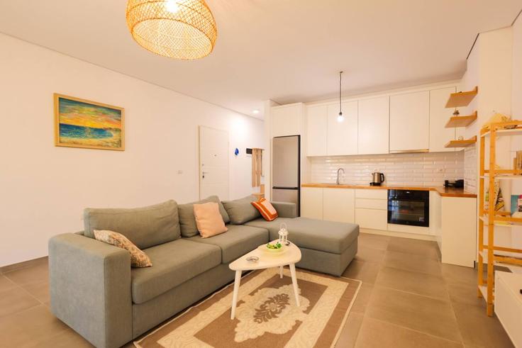 Salle de séjour élégante avec mobilier moderne dans un appartement à Building San Pietro Residence - grandstay-collection - 1525699 à Plazhi San Pietro, Plazhi San Pietro Salle de séjour élégante avec mobilier moderne dans un appartement à Building San Pietro Residence - grandstay-collection - 1525699 à Plazhi San Pietro, Plazhi San Pietro
